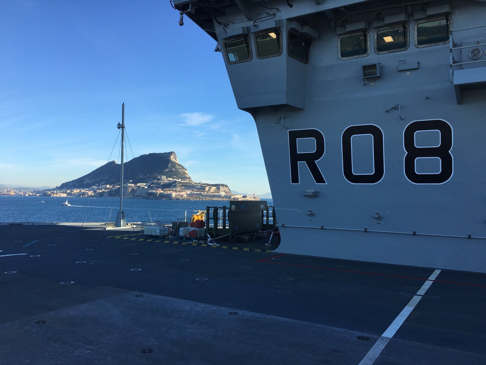 El HMS Queen Elizabeth realizando maniobras de aproximación a Gibraltar.jpg